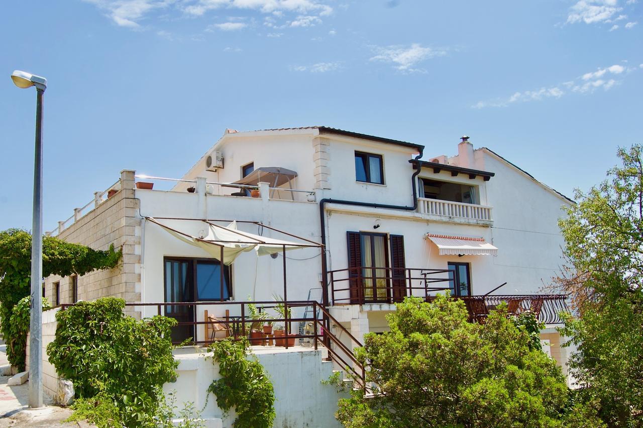 Apartments Petricevic Хвар Экстерьер фото