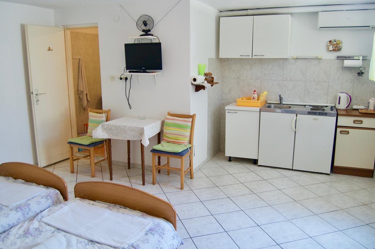 Apartments Petricevic Хвар Экстерьер фото
